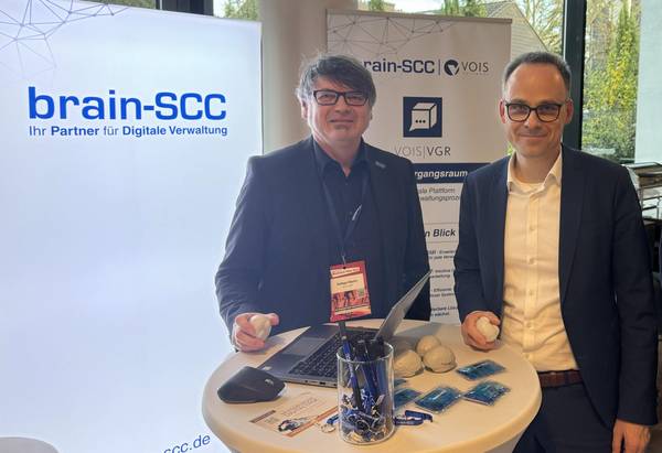 Martin K. Halliger im Gespräch mit Dr. Denis Alt © brain-SCC GmbH