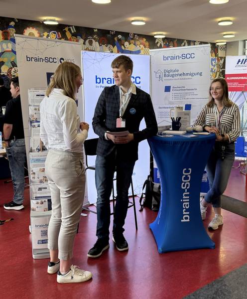 Tobias Steinicke und Leana Richter von der brain-SCC GmbH im Gespräch © brain-SCC GmbH