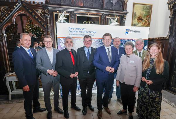 Sirko Scheffler, der Landesvorsitzende des Wirtschaftsrates Sachsen-Anhalt (vierter von links nach rechts), und seine Gäste © Vincent Grätsch