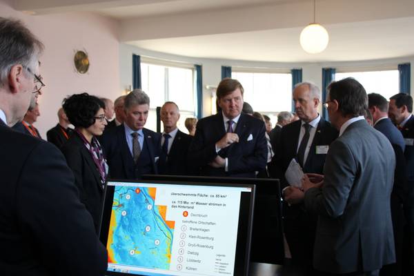 König Willem Alexander (Bildmitte) im Gespräch mit dem LHW