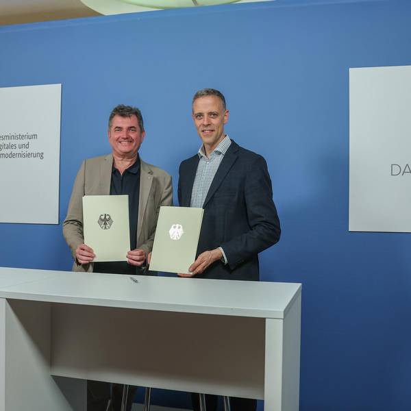 Vertragsunterzeichnung Sirko Scheffler & Dr. Markus Richter &copy; BMDS & DATABUND / Fotograf Vincent Grätsch