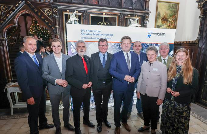 Sirko Scheffler, der Landesvorsitzende des Wirtschaftsrates Sachsen-Anhalt (vierter von links nach rechts), und seine Gäste © Vincent Grätsch Sirko Scheffler, der Landesvorsitzende des Wirtschaftsrates Sachsen-Anhalt (vierter von links nach rechts), und seine Gäste