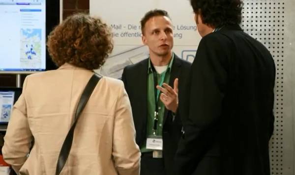 memo tagung   gespraeche am messestand