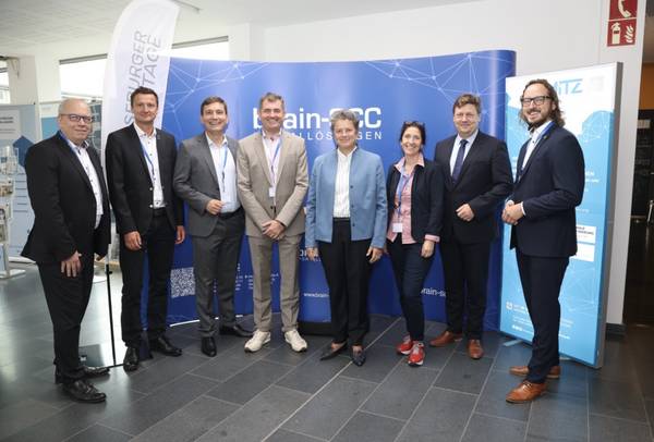 V.l.n.r. Alexander Handschuh, Deutscher Städte und Gemeindebund,  Prof. Ronny Weinkauf, Hochschule Merseburg und brain-SCC  Sven Czekalla, Landtagsabgeordneter  Sirko Scheffler, brain-Scc  Dr. Lydia Hüskens, Ministerin für Digitales und Infrastruktur Land Sachsen-Anhalt  Kathrin Schaper-Thoma, MITZ GmbH  Prof. Markus Krabbes, Hochschule Merseburg  Sebastian Müller-Bahr, Stadt Merseburg © Vincent Grätsch