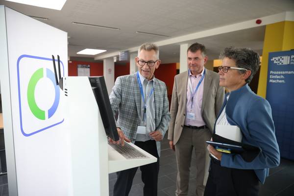 V.l.n.r. Rudolf Philipeit, bürgerservice.org  Sirko Scheffler, brain-SCC  Dr. Lydia Hüskens, Ministerin für Digitales und Infrastruktur Land Sachsen-Anhalt © Vincent Grätsch