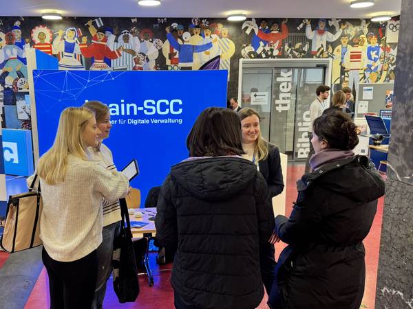Leana Richter im Gespräch mit Studierenden der HoMe © brain-SCC GmbH