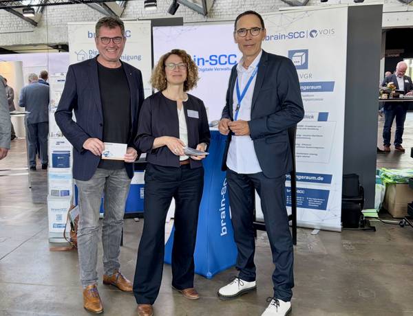 Sirko Scheffler (Geschäftsführer brain-SCC GmbH), Dr. Daniela Dylakiewicz (Amtschefin der Sächsischen Staatskanzlei und Beauftragte für Informationstechnologie (CIO) des Freistaates Sachsen), Thomas Seidel (Vertrieb brain-SCC GmbH) v.l. © brain-SCC GmbH