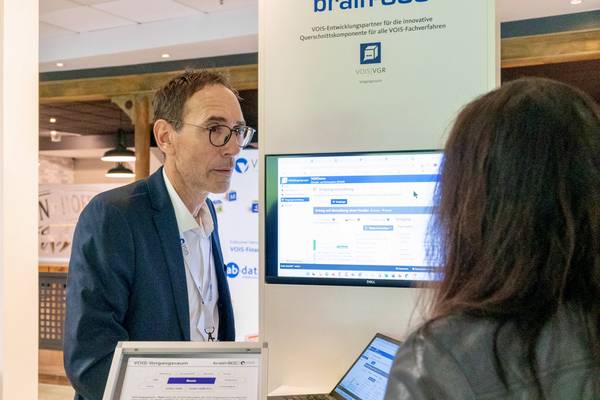 Thomas Seidel im Gespräch am brain-SCC Infostand © HSH Soft- und Hardware Vertriebs GmbH