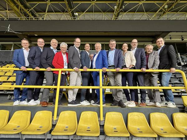 Henri Graupner (GF MÄDER Computersysteme GmbH), Matthias Donzelmann (GF naviga GmbH), Markus Koch (GF Dokuneo Software GmbH), Renate Bunten (GF Kommunix GmbH), Dr. Markus Bremkamp (GF ab-data GmbH Co KG), Sven Knochmuß (GF HSH Soft- und Hardware Vertriebs GmbH), Stefan Märte (GF Kommunix GmbH), Stephan Hauber (Vorstandsvorsitzender des VOIS e. V. i. G.), Sirko Scheffler (GF brain-SCC GmbH), Ute Ahlers (Unternehmenseinheitsleitung Zweckverband Kommunale Datenverarbeitung Oldenburg/KDO), Hendrik Tamm (GF prokommunal GmbH), Andreas Junker (GF Archikart Software AG), Thomas Lindauer (GF Dokuneo Software GmbH) v.l © HSH Hard- und Software Vertriebs GmbH