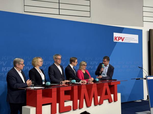 Dr. Klaus Effing (Vorstand der Kommunalen Gemeinschaftsstelle für Verwaltungsmanagement), Dr. Uda Bastians (Beigeordnete und Leiterin des Dezernats Recht und Verwaltung des Deutschen Städtetages), Christian Engelhardt (Landrat, Stv. Bundesvorsitzender der KPV und Vorsitzender der AG Digitalisierung), Philipp Amthor (Parlamentarische Staatssekretär des Bundesministeriums für Digitales und Staatsmodernisierung), Martina Klement (Chief Digital Officer des Landes Berlin und Staatssekretärin für Digitalisierung und Verwaltungsmodernisierung), Sirko Scheffler (Geschäftsführer brain-SCC GmbH) v.l.