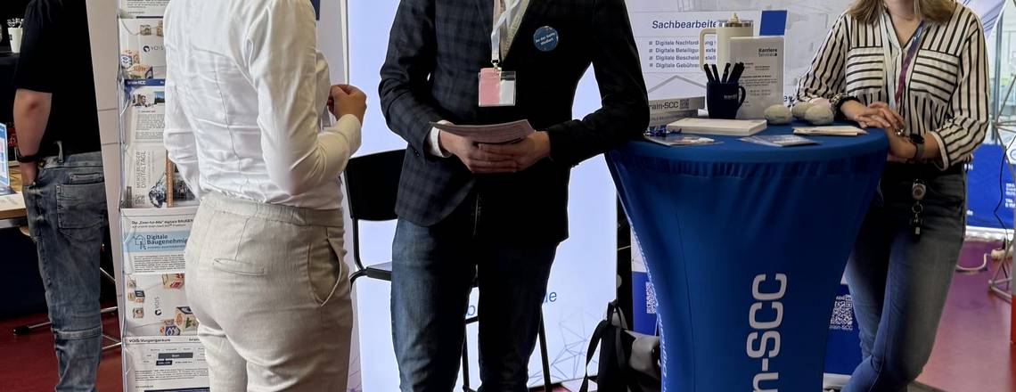 Tobias Steinicke und Leana Richter von der brain-SCC GmbH im Gespräch