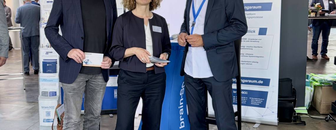 Sirko Scheffler (Geschäftsführer brain-SCC GmbH), Dr. Daniela Dylakiewicz (Amtschefin der Sächsischen Staatskanzlei und Beauftragte für Informationstechnologie (CIO) des Freistaates Sachsen), Thomas Seidel (Vertrieb brain-SCC GmbH) v.l.
