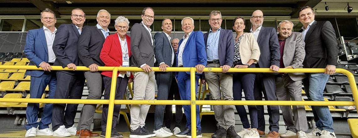 Henri Graupner (GF MÄDER Computersysteme GmbH), Matthias Donzelmann (GF naviga GmbH), Markus Koch (GF Dokuneo Software GmbH), Renate Bunten (GF Kommunix GmbH), Dr. Markus Bremkamp (GF ab-data GmbH Co KG), Sven Knochmuß (GF HSH Soft- und Hardware Vertriebs GmbH), Stefan Märte (GF Kommunix GmbH), Stephan Hauber (Vorstandsvorsitzender des VOIS e. V. i. G.), Sirko Scheffler (GF brain-SCC GmbH), Ute Ahlers (Unternehmenseinheitsleitung Zweckverband Kommunale Datenverarbeitung Oldenburg/KDO), Hendrik Tamm (GF prokommunal GmbH), Andreas Junker (GF Archikart Software AG), Thomas Lindauer (GF Dokuneo Software GmbH) v.l