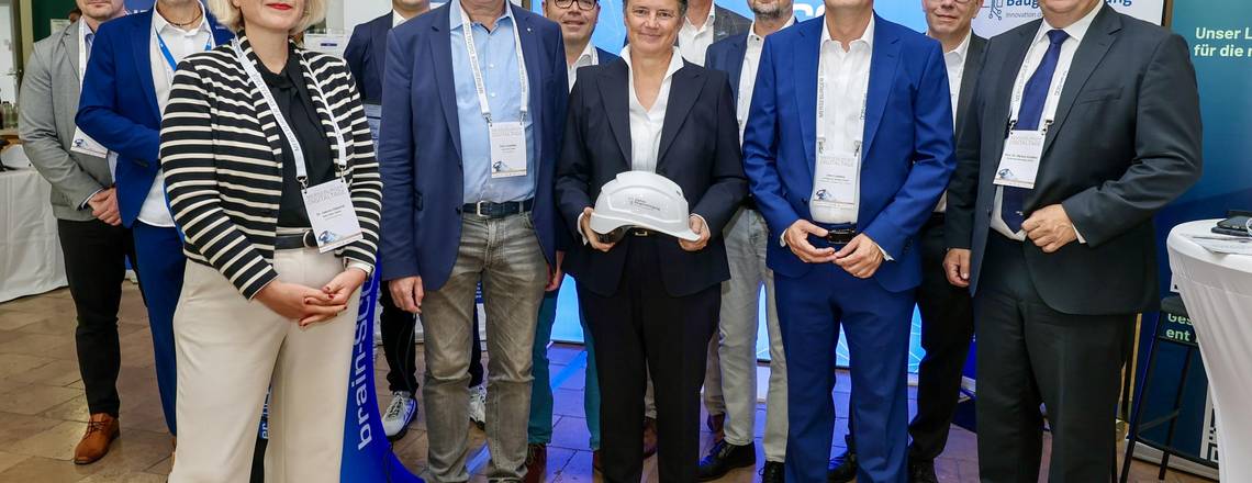 Kevin Löber, Thomas Seidel, Dr. Sabine Odparlik, Christian Butzkies, Sirko Scheffler, Andreas Fiedler, Dr. Lydia Hüskens, Prof. Dr. Ronny Weinkauf, Dr. André Göbel, Sven Czekalla, Alexander Handschuh, Prof. Dr. Markus Krabbes © Vincent Grätsch Kevin Löber, Thomas Seidel, Dr. Sabine Odparlik, Christian Butzkies, Sirko Scheffler, Andreas Fiedler, Dr. Lydia Hüskens, Prof. Dr. Ronny Weinkauf, Dr. André Göbel, Sven Czekalla, Alexander Handschuh, Prof. Dr. Markus Krabbes