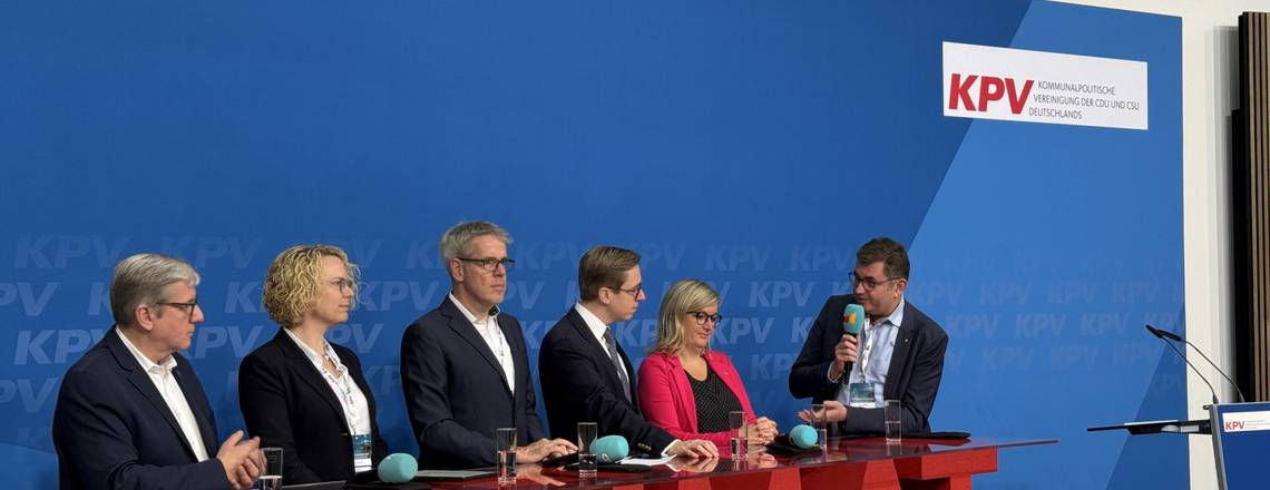 Dr. Klaus Effing (Vorstand der Kommunalen Gemeinschaftsstelle für Verwaltungsmanagement), Dr. Uda Bastians (Beigeordnete und Leiterin des Dezernats Recht und Verwaltung des Deutschen Städtetages), Christian Engelhardt (Landrat, Stv. Bundesvorsitzender der KPV und Vorsitzender der AG Digitalisierung), Philipp Amthor (Parlamentarische Staatssekretär des Bundesministeriums für Digitales und Staatsmodernisierung), Martina Klement (Chief Digital Officer des Landes Berlin und Staatssekretärin für Digitalisierung und Verwaltungsmodernisierung), Sirko Scheffler (Geschäftsführer brain-SCC GmbH) v.l.