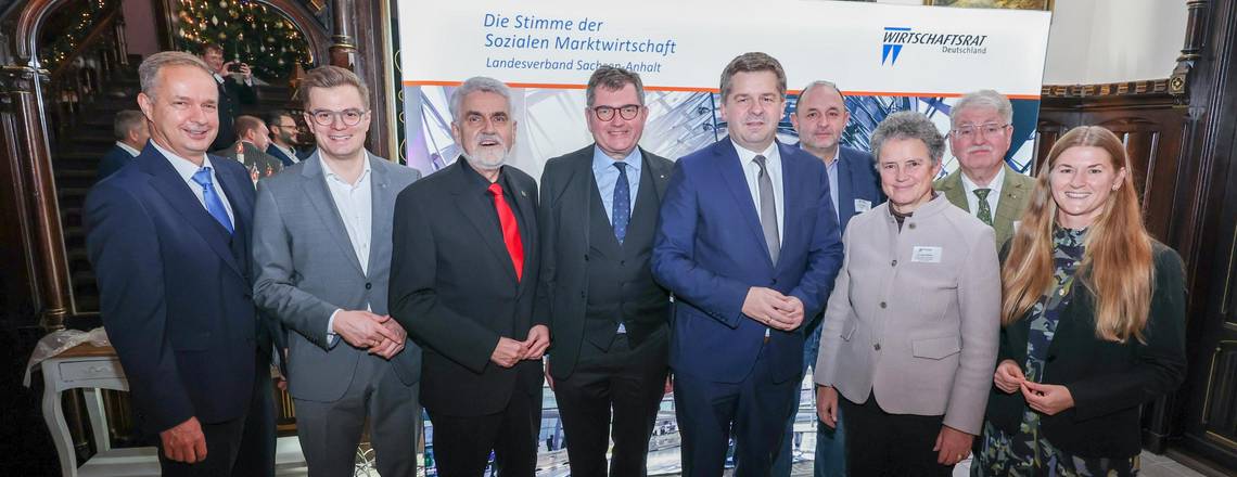 Sirko Scheffler, der Landesvorsitzende des Wirtschaftsrates Sachsen-Anhalt (vierter von links nach rechts), und seine Gäste © Vincent Grätsch Sirko Scheffler, der Landesvorsitzende des Wirtschaftsrates Sachsen-Anhalt (vierter von links nach rechts), und seine Gäste