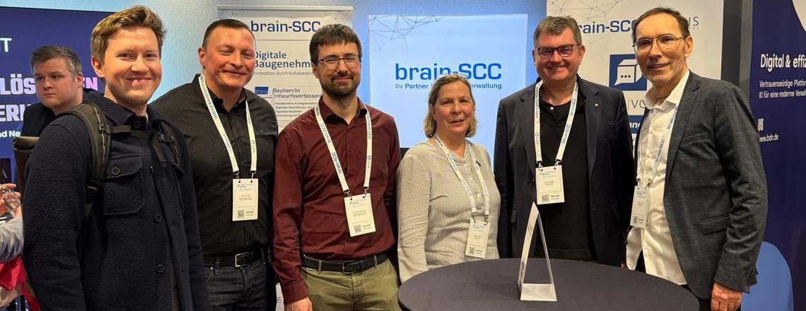 Elias Holzmann, Florian Fackler, Dr. Korbinian Nuber, Andrea Erbarth, Sirko Scheffler & Thomas Seidel v.l. © brain-SCC GmbH brain-SCC-Messestand