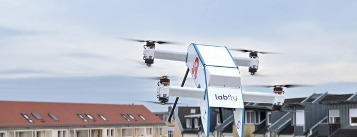 Erster Drohnenflug zur Medikamentenlieferung unter Realbedingungen im Rahmen des Projektes PalliDrohne © Thomas Altmann Erster Drohnenflug zur Medikamentenlieferung unter Realbedingungen im Rahmen des Projektes PalliDrohne