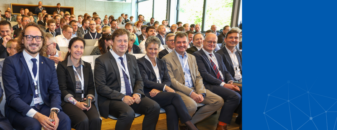 Oberbürgermeister Sebastian Müller-Bahr, Kathrin Schaper-Thoma (Geschäftsführerin Mitz GmbH), Prof. Dr. Markus Krabbes (Rektor Hochschule Merseburg), Ministerin Dr. Lydia Hüskens, Sirko Scheffler (Geschäftsführer brain-SCC GmbH), Staatssekretär Bernd Schlömer, Sven Czekalla (MdL) (1. Reihe v.l.)