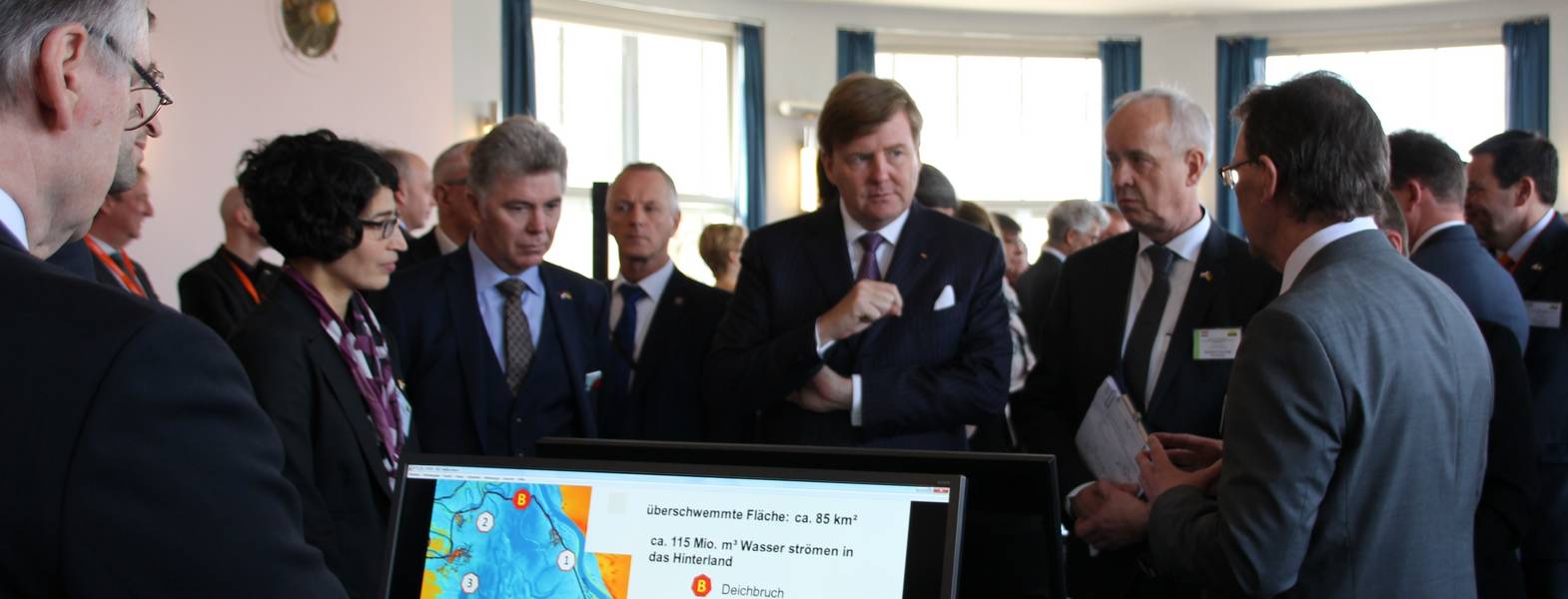 König Willem Alexander (Bildmitte) im Gespräch mit dem LHW