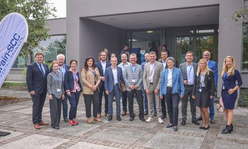 Gruppenfoto mit Vertretern aus Politik, Wirtschaft, Wissenschaft und Verwaltung