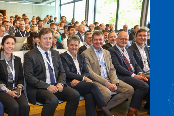 Oberbürgermeister Sebastian Müller-Bahr, Kathrin Schaper-Thoma (Geschäftsführerin Mitz GmbH), Prof. Dr. Markus Krabbes (Rektor Hochschule Merseburg), Ministerin Dr. Lydia Hüskens, Sirko Scheffler (Geschäftsführer brain-SCC GmbH), Staatssekretär Bernd Schlömer, Sven Czekalla (MdL) (1. Reihe v.l.) © Vincent Grätsch