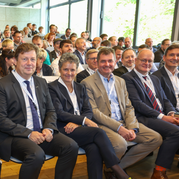 Oberbürgermeister Sebastian Müller-Bahr, Kathrin Schaper-Thoma (Geschäftsführerin Mitz GmbH), Prof. Dr. Markus Krabbes (Rektor Hochschule Merseburg), Ministerin Dr. Lydia Hüskens, Sirko Scheffler (Geschäftsführer brain-SCC GmbH), Staatssekretär Bernd Schlömer, Sven Czekalla (MdL) (1. Reihe v.l.) © Vincent Grätsch