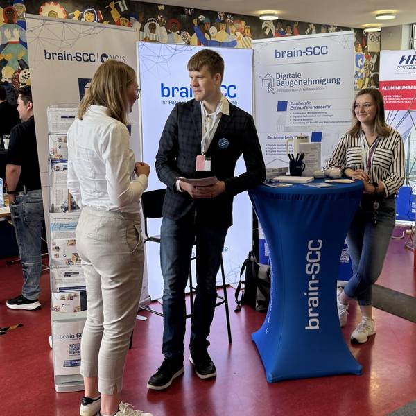 Tobias Steinicke und Leana Richter von der brain-SCC GmbH im Gespräch © brain-SCC GmbH