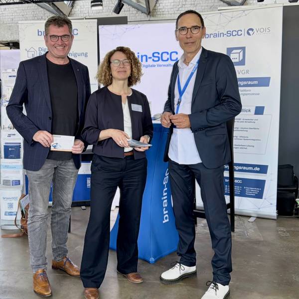 Sirko Scheffler (Geschäftsführer brain-SCC GmbH), Dr. Daniela Dylakiewicz (Amtschefin der Sächsischen Staatskanzlei und Beauftragte für Informationstechnologie (CIO) des Freistaates Sachsen), Thomas Seidel (Vertrieb brain-SCC GmbH) v.l. © brain-SCC GmbH