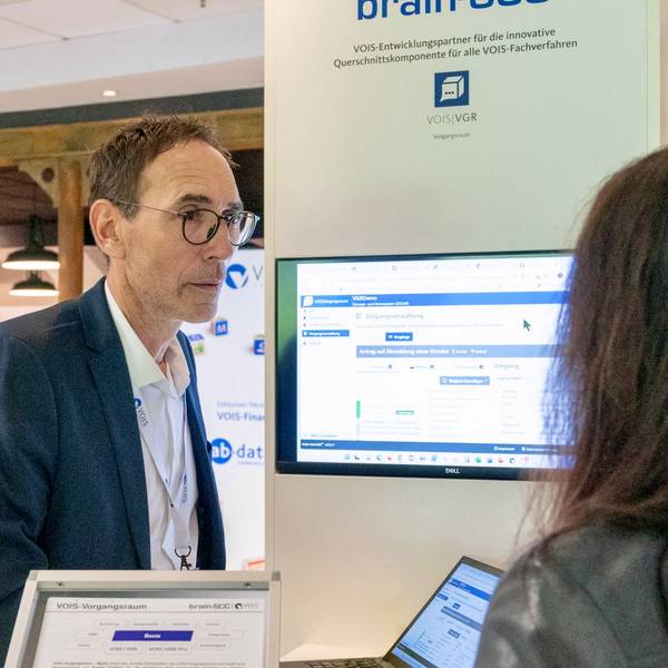 Thomas Seidel im Gespräch am brain-SCC Infostand © HSH Soft- und Hardware Vertriebs GmbH