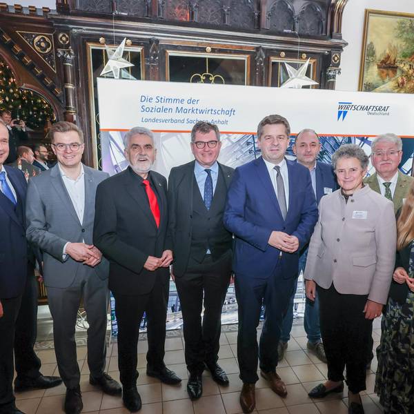 Sirko Scheffler, der Landesvorsitzende des Wirtschaftsrates Sachsen-Anhalt (vierter von links nach rechts), und seine Gäste &copy; Vincent Grätsch
