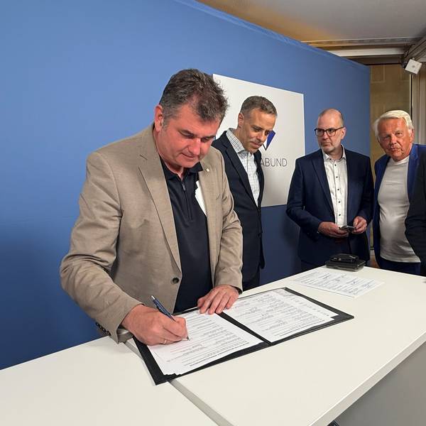 Unterzeichnung der Vereinbarung durch den Geschäftsführer der brain-SCC GmbH Sirko Scheffler &copy; brain-SCC GmbH