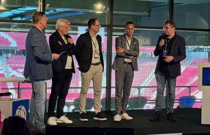 Jan Luther (Leiter Unternehmenskommunikation HSH Soft- und Hardware Vertriebs GmbH), Stephan Hauber (VOIS-Community Manager), Markus Bremkamp (Geschäftsführer ab-data GmbH & Co. KG), Sven Knochmuß (Geschäftsführer HSH Soft- und Hardware Vertriebs GmbH), Sirko Scheffler (Geschäftsführer brain-SCC GmbH) v.l. © brain-SCC GmbH Jan Luther (Leiter Unternehmenskommunikation HSH Soft- und Hardware Vertriebs GmbH), Stephan Hauber (VOIS-Community Manager), Markus Bremkamp (Geschäftsführer ab-data GmbH & Co. KG), Sven Knochmuß (Geschäftsführer HSH Soft- und Hardware Vertriebs GmbH), Sirko Scheffler (Geschäftsführer brain-SCC GmbH) v.l.