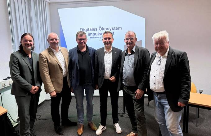 Tobias Krüger (Ministerium für Infrastruktur und Digitales LSA), Michael Wohlfahrt (Dataport AöR), Sirko Scheffler (Geschäftsführer brain-SCC GmbH und Vorstandsvorsitzender DATABUND e.V.), Sven Czekalla (CDU-Fraktion im Landtag von Sachsen-Anhalt), Dr. Johann Bizer (Vorstandsvorsitzender Dataport AöR), Andre Wallberg (Mittelstands- und Wirtschaftsunion (MIT) - Halle-Saalekreis) v.l. © brain-SCC GmbH Tobias Krüger (Ministerium für Infrastruktur und Digitales LSA), Michael Wohlfahrt (Dataport AöR), Sirko Scheffler (Geschäftsführer brain-SCC GmbH und Vorstandsvorsitzender DATABUND e.V.), Sven Czekalla (CDU-Fraktion im Landtag von Sachsen-Anhalt), Dr. Johann Bizer (Vorstandsvorsitzender Dataport AöR), Andre Wallberg (Mittelstands- und Wirtschaftsunion (MIT) - Halle-Saalekreis) v.l.
