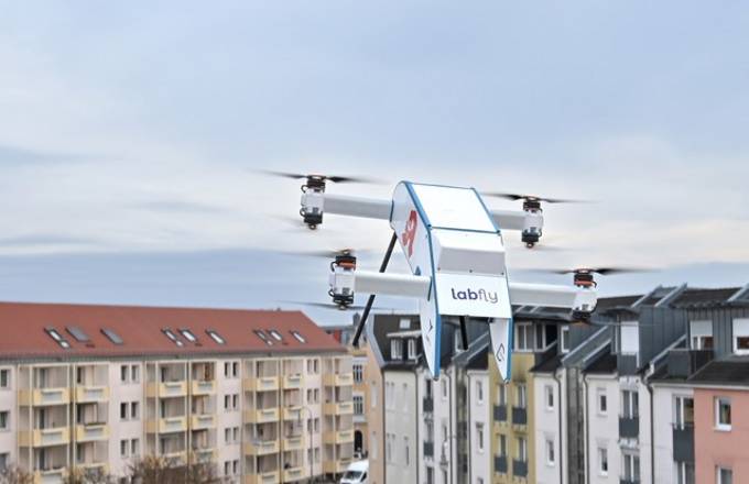 Erster  Drohnenflug zur Medikamentenlieferung unter Realbedingungen im Rahmen des Projektes PalliDrohne