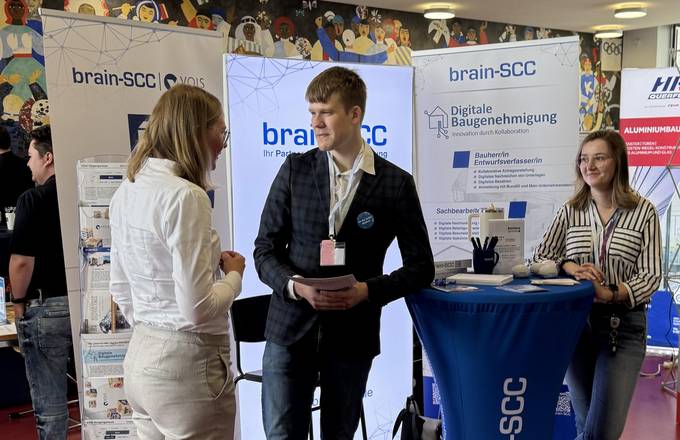 Tobias Steinicke und Leana Richter von der brain-SCC GmbH im Gespräch © brain-SCC GmbH Tobias Steinicke und Leana Richter von der brain-SCC GmbH im Gespräch