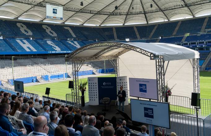 Eröffnung VOIS-Stadion-Tour Hamburg © HSH Soft- und Hardware Vertriebs GmbH Jan Luther (Leiter Unternehmenskommunikation HSH Soft- und Hardware Vertriebs GmbH) eröffnet die Veranstaltung