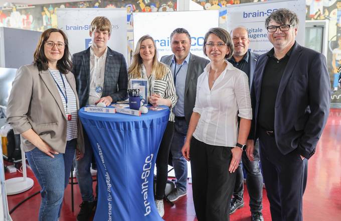 Besuch der neuen Kanzlerin Dr. Angela Kunow der Hochschule Merseburg an unserem Stand