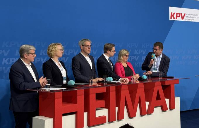 Dr. Klaus Effing (Vorstand der Kommunalen Gemeinschaftsstelle für Verwaltungsmanagement), Dr. Uda Bastians (Beigeordnete und Leiterin des Dezernats Recht und Verwaltung des Deutschen Städtetages), Christian Engelhardt (Landrat, Stv. Bundesvorsitzender der KPV und Vorsitzender der AG Digitalisierung), Philipp Amthor (Parlamentarische Staatssekretär des Bundesministeriums für Digitales und Staatsmodernisierung), Martina Klement (Chief Digital Officer des Landes Berlin und Staatssekretärin für Digitalisierung und Verwaltungsmodernisierung), Sirko Scheffler (Geschäftsführer brain-SCC GmbH) v.l.